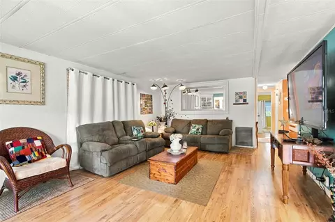 Living - 980 7th St NW #1A, Largo, FL 33770 photo 2 of 4