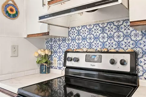 Kitchen - 980 7th St NW #1A, Largo, FL 33770 photo 5 of 6