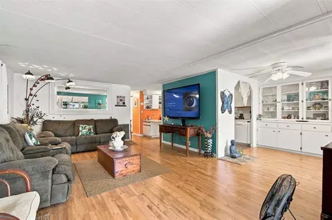 Living - 980 7th St NW #1A, Largo, FL 33770 photo 4 of 4