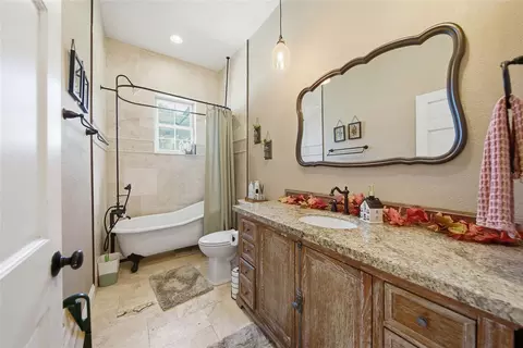 Bath - 13100 Lilita Ave, Dover, FL 33527 photo 3 of 3