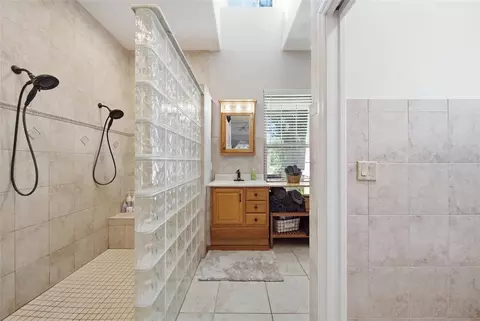 Bath - 13100 Lilita Ave, Dover, FL 33527 photo 1 of 3