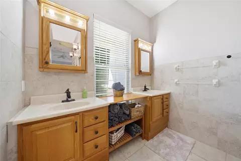 Bath - 13100 Lilita Ave, Dover, FL 33527 photo 2 of 3