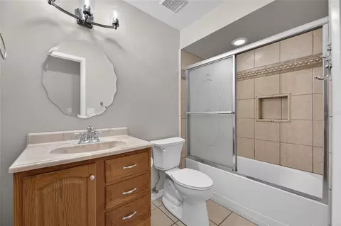 Bath - 906 Cutler Dr, Seffner, FL 33584 photo 1 of 4