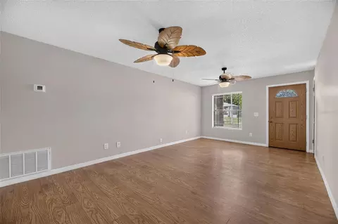 Living - 906 Cutler Dr, Seffner, FL 33584 photo 2 of 5