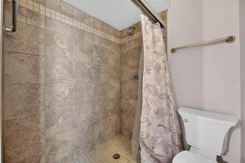 Bath - 906 Cutler Dr, Seffner, FL 33584 photo 4 of 4