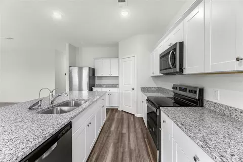 Kitchen - 10861 Curving Creek Loop, Parrish, FL 34219 photo 2 of 6