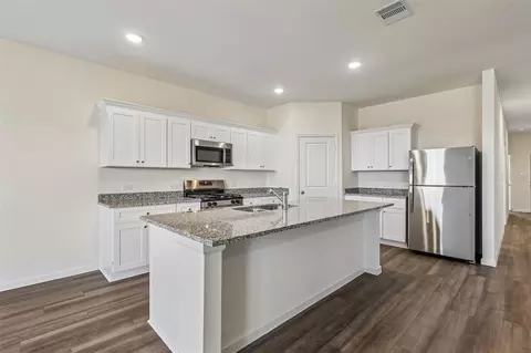Kitchen - 10861 Curving Creek Loop, Parrish, FL 34219 photo 5 of 6