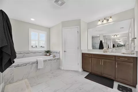 Bath - 9125 Warm Springs Cir, Parrish, FL 34219 photo 4 of 7