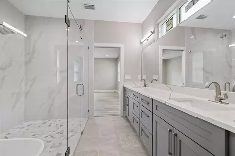 Bath - 10704 Banfield Dr, Riverview, FL 33579 photo 5 of 8