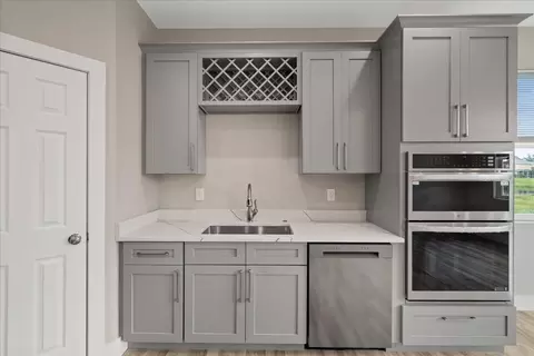 Kitchen - 10704 Banfield Dr, Riverview, FL 33579 photo 4 of 6