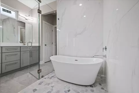 Bath - 10704 Banfield Dr, Riverview, FL 33579 photo 6 of 8