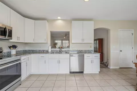 Kitchen - 6527 Bridgecrest Dr, Lithia, FL 33547 photo 4 of 4