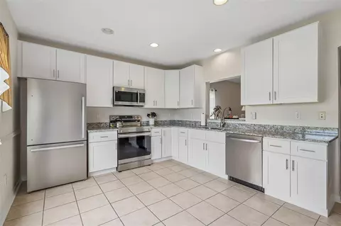 Kitchen - 6527 Bridgecrest Dr, Lithia, FL 33547 photo 3 of 4