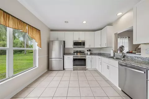 Kitchen - 6527 Bridgecrest Dr, Lithia, FL 33547 photo 2 of 4