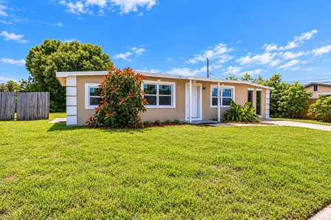 Exterior - 3312 Plummer Cir, Melbourne, FL 32901 photo 2 of 3