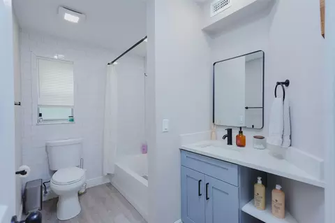 Bath - 16606 Forest Park Dr, Lutz, FL 33549 photo 2 of 3