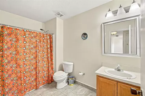 Bath - 11771 Mango Cross Ct, Seffner, FL 33584 photo 4 of 4