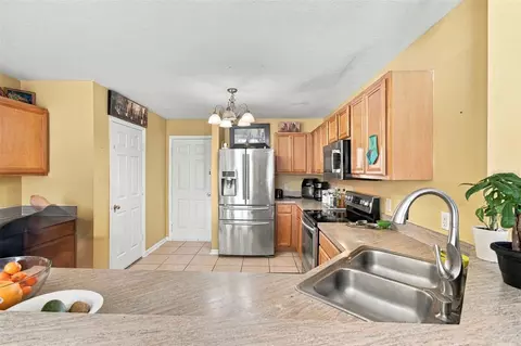 Kitchen - 11771 Mango Cross Ct, Seffner, FL 33584 photo 4 of 4
