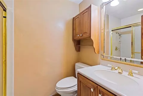 Bath - 1105 Lenna Ave, Seffner, FL 33584 photo 1 of 5