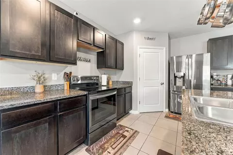 Kitchen - 506 Diamond Ridge Rd, Seffner, FL 33584 photo 2 of 2