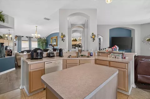 Kitchen - 5336 Watson Rd, Riverview, FL 33578 photo 4 of 8