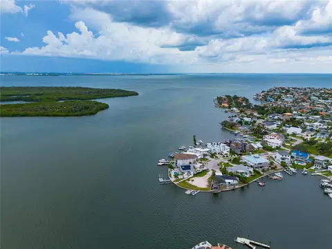 1931 Arrowhead Dr NE, Saint Petersburg, FL 33703