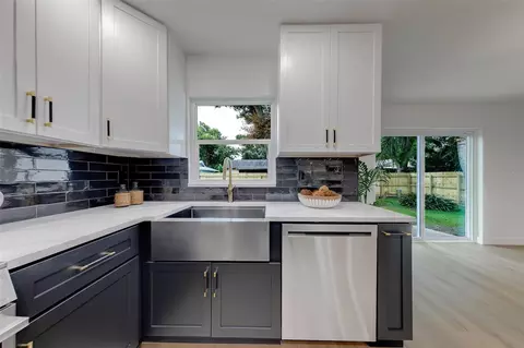 Kitchen - 7026 68th Ave N, Pinellas Park, FL 33781 photo 4 of 4