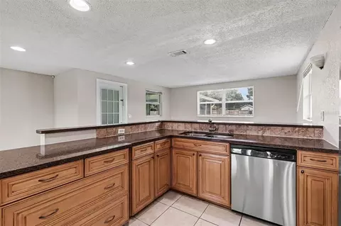 Kitchen - 3805 Mcintosh Rd, Dover, FL 33527 photo 2 of 3