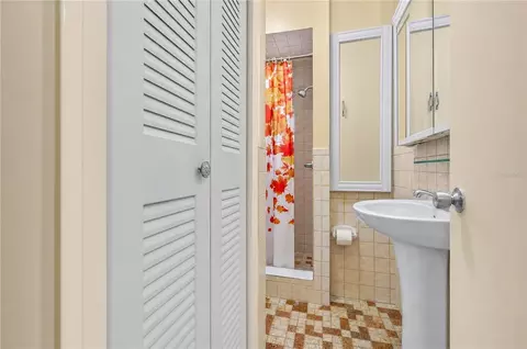 Bath - 500 E 40th St, Hialeah, FL 33013 photo 2 of 4