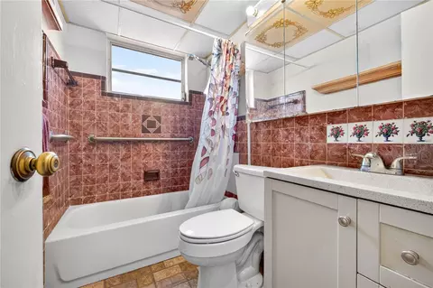 Bath - 500 E 40th St, Hialeah, FL 33013 photo 4 of 4