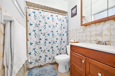 Bath - 500 E 40th St, Hialeah, FL 33013 photo 3 of 4