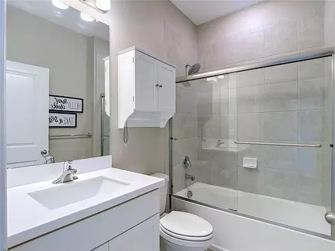 Bath - 813 Old Windsor Way, Spring Hill, FL 34609 photo 4 of 5