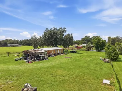 Exterior - 7214 Broken Oak Dr, Dover, FL 33527 photo 4 of 5