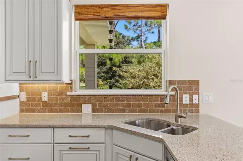 Kitchen - 71 Perry Ln, Enterprise, FL 32725 photo 3 of 4