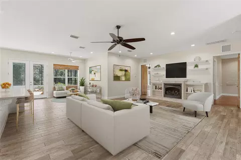 Living - 71 Perry Ln, Enterprise, FL 32725 photo 2 of 8