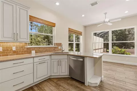 Kitchen - 71 Perry Ln, Enterprise, FL 32725 photo 2 of 4