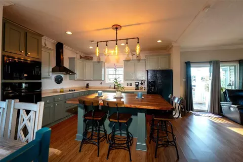 Kitchen - 7247 Arbordale Dr, Weeki Wachee, FL 34607 photo 4 of 5