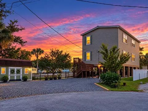 Exterior - 7247 Arbordale Dr, Weeki Wachee, FL 34607 photo 4 of 13