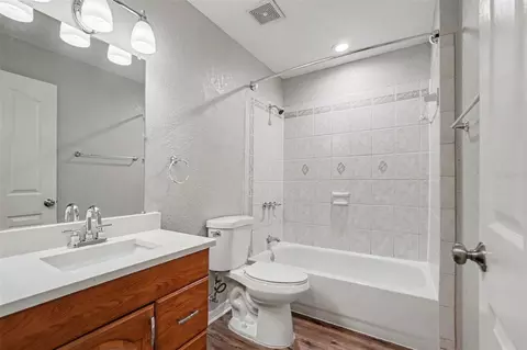 Bath - 126 Goins Dr, Seffner, FL 33584 photo 3 of 3