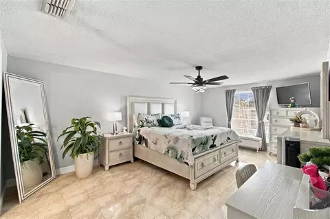 Bedroom - 1325 Oakcrest Dr, Brandon, FL 33510 photo 1 of 13