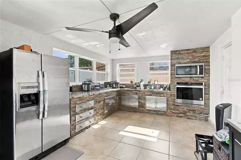 Kitchen - 1325 Oakcrest Dr, Brandon, FL 33510 photo 14 of 15