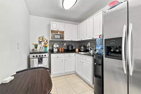 Kitchen - 1325 Oakcrest Dr, Brandon, FL 33510 photo 10 of 15