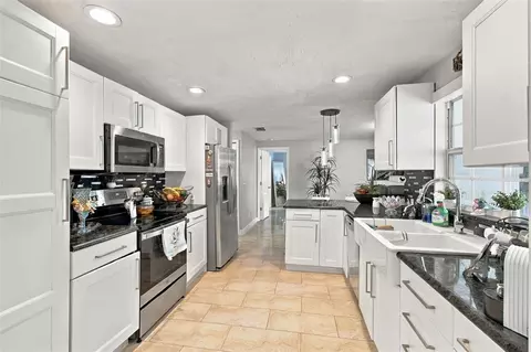 Kitchen - 1325 Oakcrest Dr, Brandon, FL 33510 photo 1 of 15