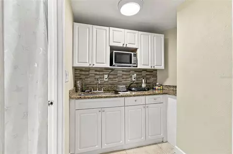 Kitchen - 1325 Oakcrest Dr, Brandon, FL 33510 photo 12 of 15