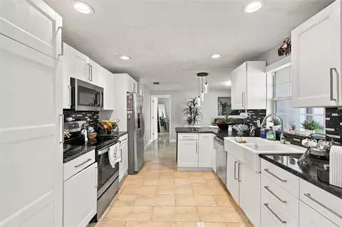Kitchen - 1325 Oakcrest Dr, Brandon, FL 33510 photo 2 of 15