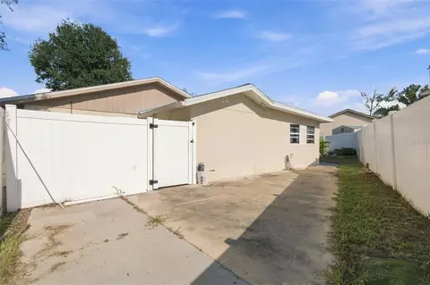 Exterior - 1325 Oakcrest Dr, Brandon, FL 33510 photo 6 of 18