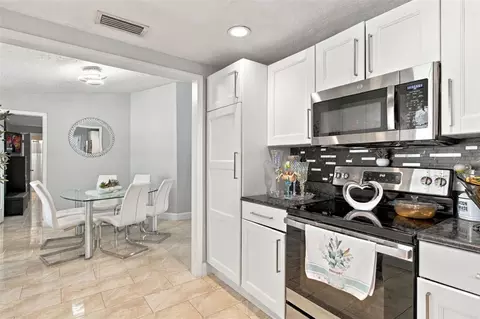 Kitchen - 1325 Oakcrest Dr, Brandon, FL 33510 photo 6 of 15