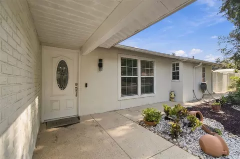Exterior - 1325 Oakcrest Dr, Brandon, FL 33510 photo 4 of 18