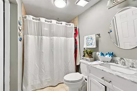 Bath - 1325 Oakcrest Dr, Brandon, FL 33510 photo 3 of 7