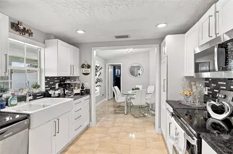 Kitchen - 1325 Oakcrest Dr, Brandon, FL 33510 photo 5 of 15